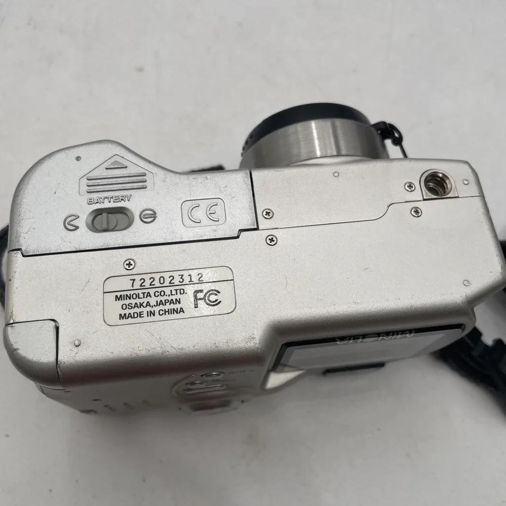 Minolta DIMAGE S404 4.0 MP Digital Camera 4X Zoom+Batteries+Memory Card
